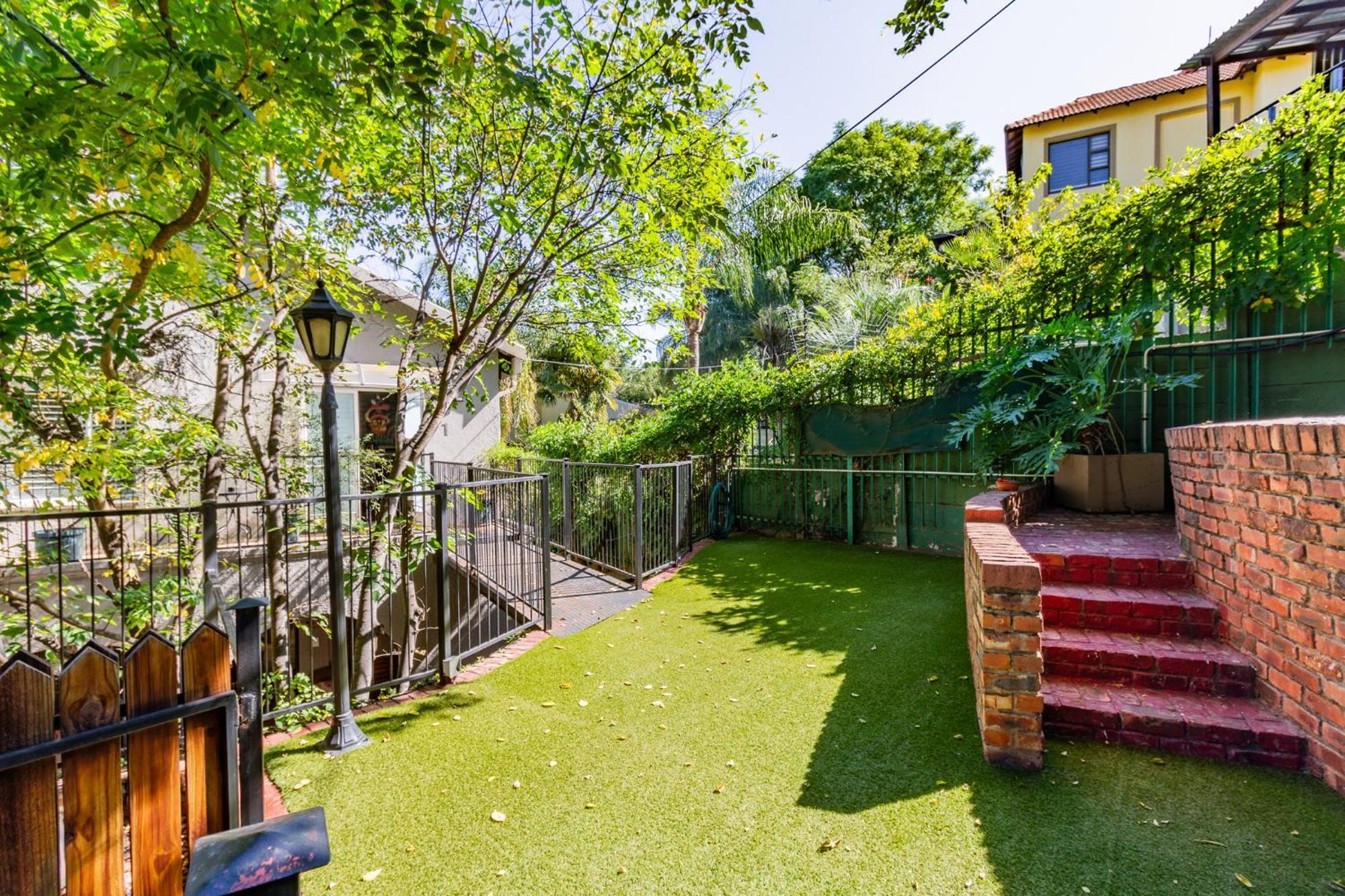 Pumleni Guesthouse Hartbeespoort Dış mekan fotoğraf